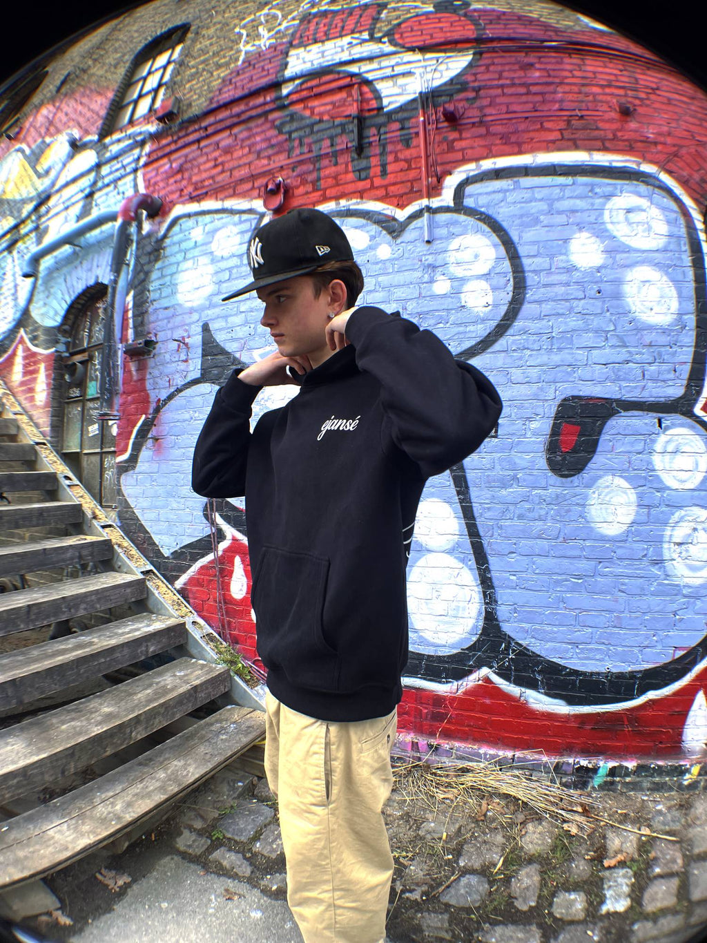 Model på 177 cm i sort boxy hoodie fra Ejansé, set forfra, str. M