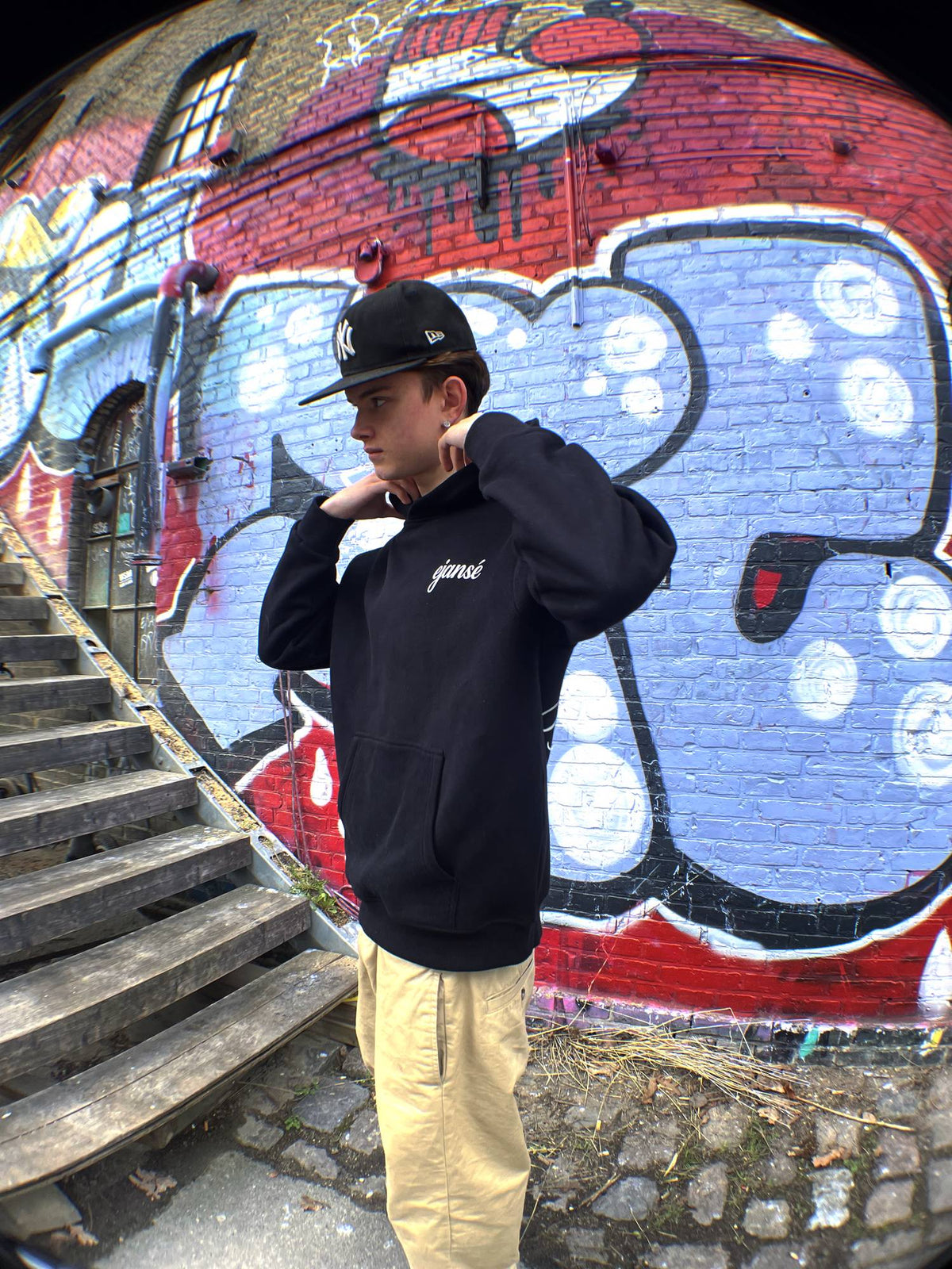 Model på 177 cm i sort boxy hoodie fra Ejansé, set forfra, str. M